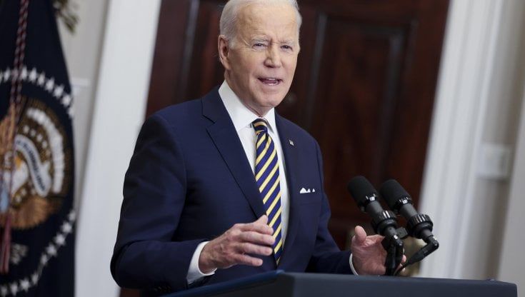 Usa e Regno Unito bloccano il petrolio dalla Russia. Biden: "Non finanzieremo la guerra di Putin"