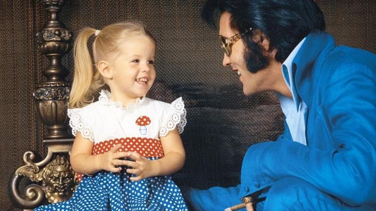La figlia di Lisa Marie Presley: “Per amore mamma conservò nel ghiaccio il cadavere di mio fratello”
