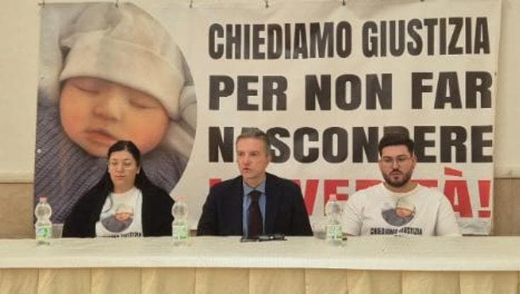 Neonato morto a Castellammare, finto nodo ombelicale: ai domiciliari ex primario, sospesi medici