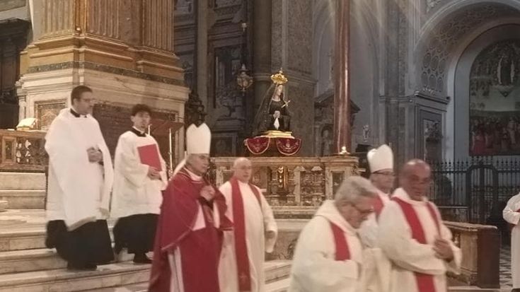 Il monito del vescovo di Napoli contro guerre e violenza: “La speranza non muore”