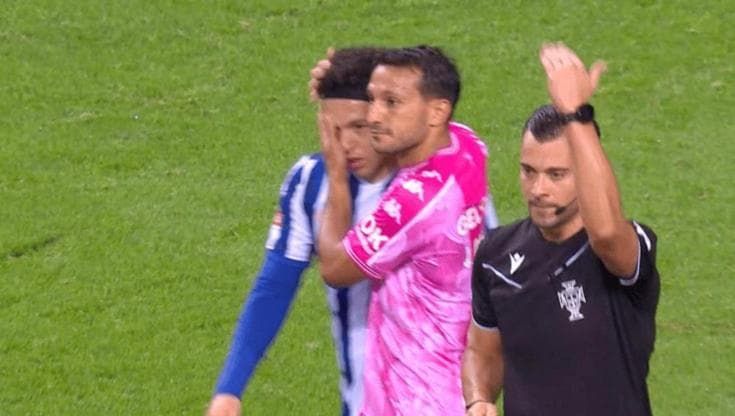 L'avversario si infortuna, l'attaccante rinuncia al gol per fair play