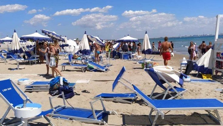 Tromba d'aria sulla spiaggia di Chiatona: volano sdraio e ombrelloni, una donna ferita e molti danni