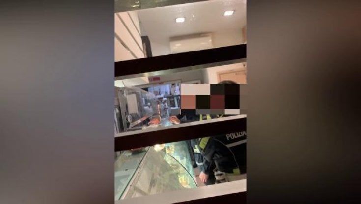 Bari, vigili al bancone del bar infrangono divieti Covid: il comando acquisisce video e valuta azioni disciplinari