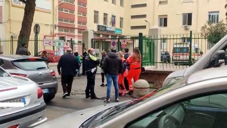 Barletta, studentessa di 16 anni precipita dalla finestra al secondo piano della scuola: è grave 
