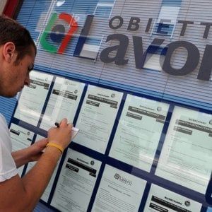 La disoccupazione scende all'11,1% ad aprile: minimi dal 2012