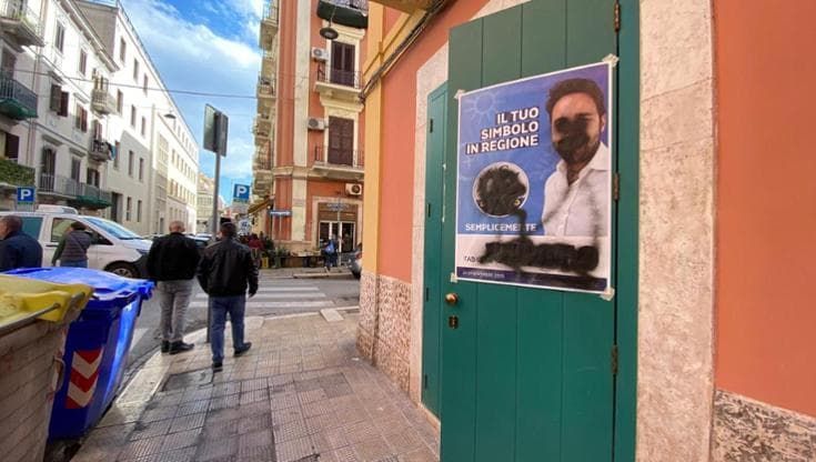 Bari, imbrattato il comitato di Fabio Romito a Madonnella: vernice nera sui manifesti elettorali