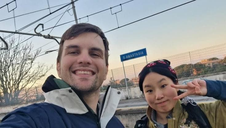 Tutti pazzi per Jasmine, californiana di origine cinese e star sui social col suo amore per Napoli