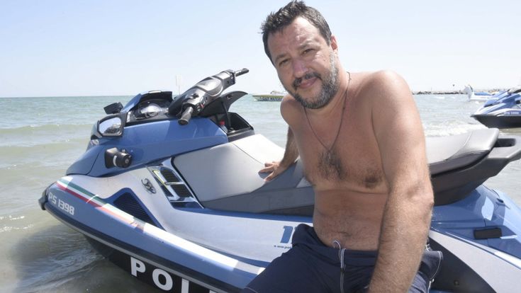 Salvini, dalla Diciotti ai giornalisti: identikit di un ministro che scappa e non risponde