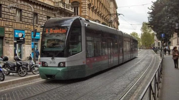 Non c’è pace per il tram 8, linea interrotta per un ramo pericolante su via Arenula