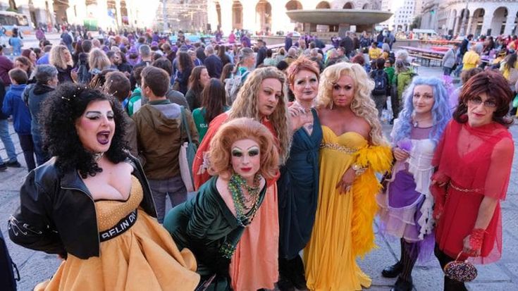 Colorata cena, De Ferrari diventa arcobaleno, c'è anche la sindaca Salis