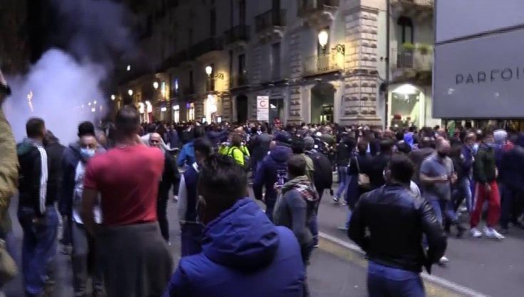 Catania, incidenti durante manifestazione dei commercianti: tre identificati, anche un ex ultras