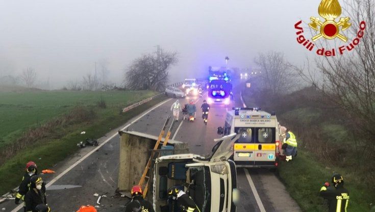 Scontro frontale tra auto e furgone a Sant'Angelo Lodigiano: morto un 25enne, tre feriti gravi