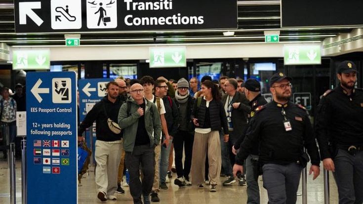 Arrivato a Fiumicino il primo volo con 127 italiani partito dall’Oman. Domani rientrano gli studenti