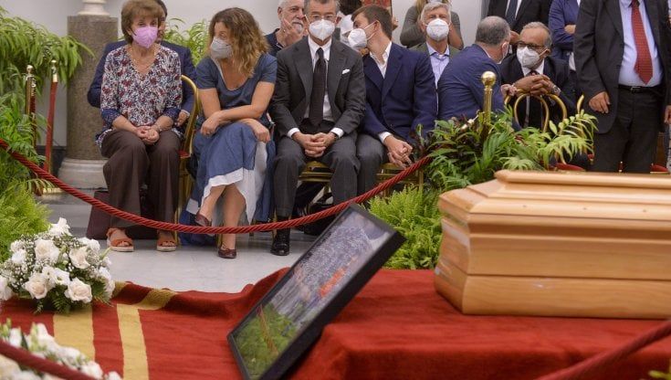 Mattarella, Draghi e i suoi lettori. L’abbraccio infinito a Scalfari nella camera ardente