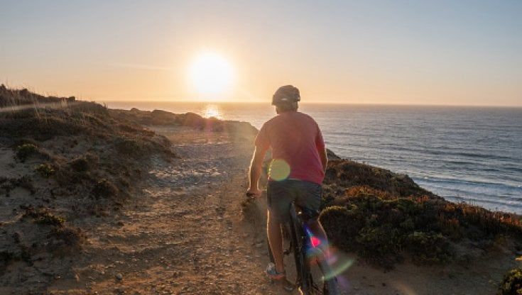 Marche, dieci chilometri di bellezza da ammirare su due ruote: è la Biciclovia del Conero