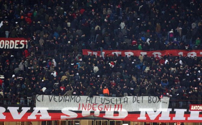 Milan, tifosi assediano la squadra