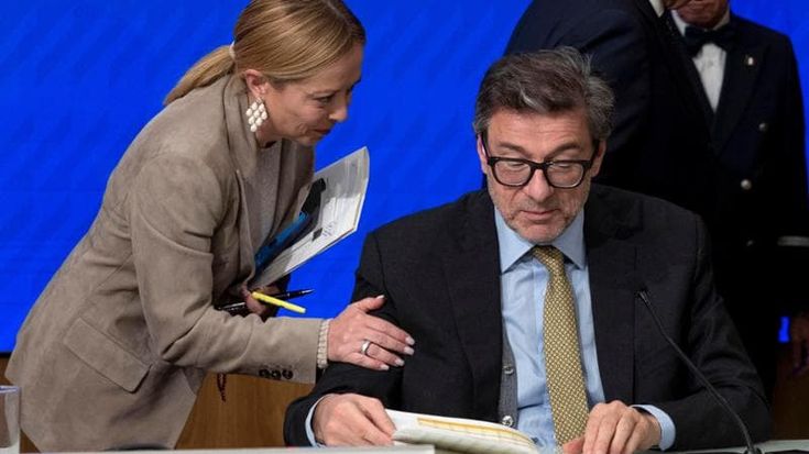 Caro benzina, vertice Meloni-Giorgetti. In arrivo un decreto taglia accise
