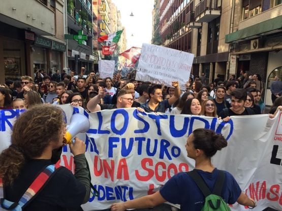 Studenti in piazza: "Più finanziamenti alla scuola"