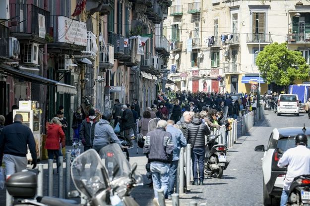 Napoli, folla al mercato del pesce per il Giovedì Santo