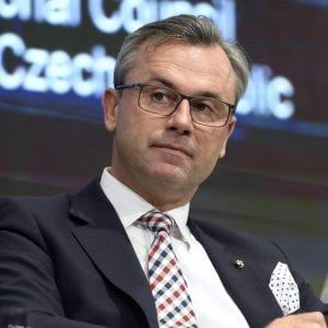 Austria, Hofer: "Che Dio mi aiuti". È polemica: indignati religiosi di tutto il paese