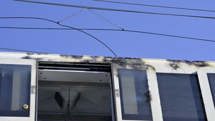 Roma-Lido, treni a rischio per giorni dopo l'incendio sulla linea aerea