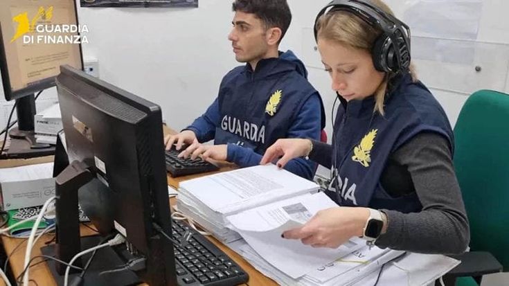 Pensioni e indennità, maxi truffa all’Inps: indagati otto falsi invalidi. Mai visitati