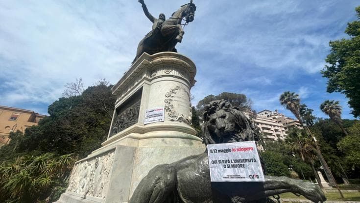 Università in sciopero, cartelli degli studenti sulle statue del centro storico a Palermo