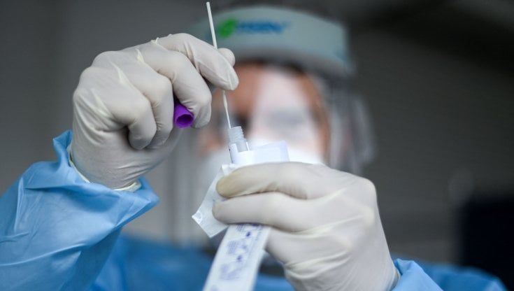 Covid, nuovi casi tornano sopra quota 600. In aumento i ricoveri 