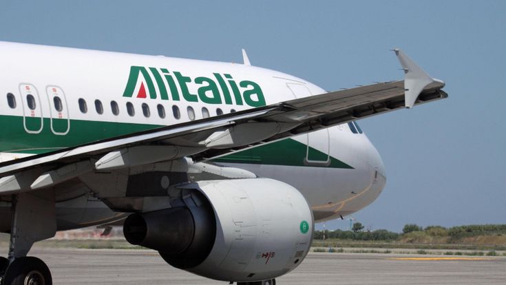 Il buco quotidiano nelle ali di Alitalia: ecco come si bruciano 900 mila euro