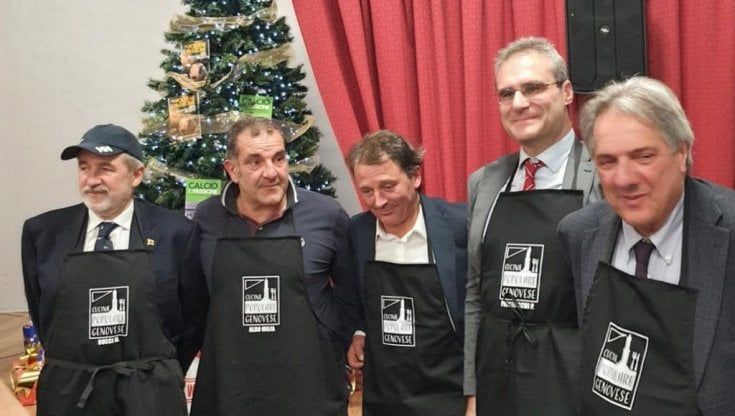 Genova, alla cena di Natale della solidarietà il sindaco Bucci canta 'I trilli'