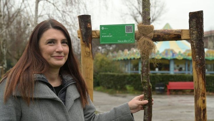 Ditelo con un albero. Nei parchi cittadini la dedica è “green”