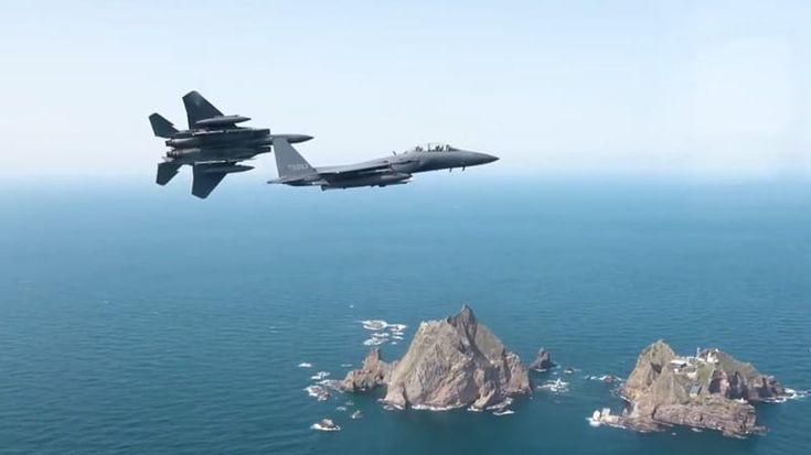 Un pilota si fa i selfie e l’altro lo filma: incidente in volo tra due caccia in Corea del Sud