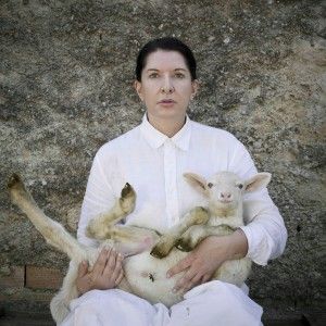 Marina Abramovic: "Sono stufa dell'involucro economico che circonda l'arte: l'arte non costa"