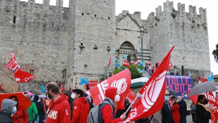Prato in piazza per Luana, dolore e rabbia. Dal palco parlano operaie, sindacalisti e la madre di Sabri Jaballah 