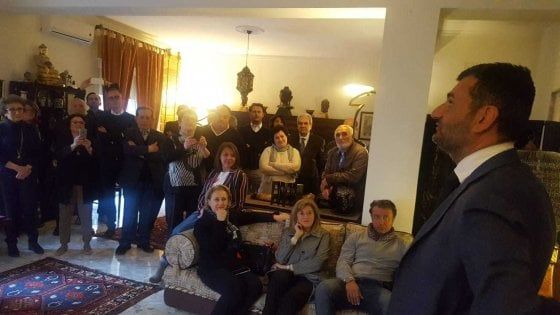 Bari, il sindaco Decaro a casa dei cittadini: la campagna elettorale diventa porta a porta