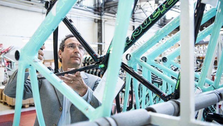 La marcia indietro dell'industria, forniture e produzioni vicino a casa