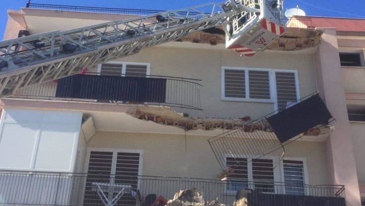 Bari, crolla un balcone da una palazzina al San Paolo: nessun ferito 