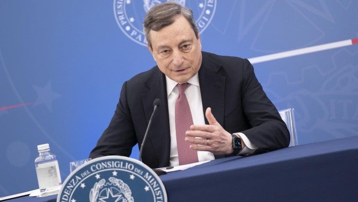 Un Def di guerra. Draghi: "Quadro drammatico, faremo tutto il necessario"