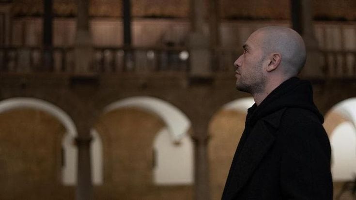 Lo scultore Jago: “L’IA sta diventando la nostra divinità, ricominciamo dall’esperienza delle cose”