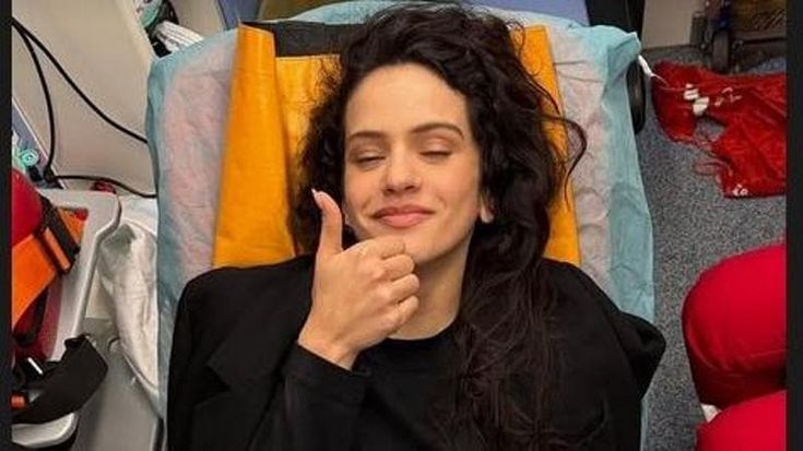 Rosalía dopo il malore a Milano, la foto in barella: “Va meglio, grazie a tutti”