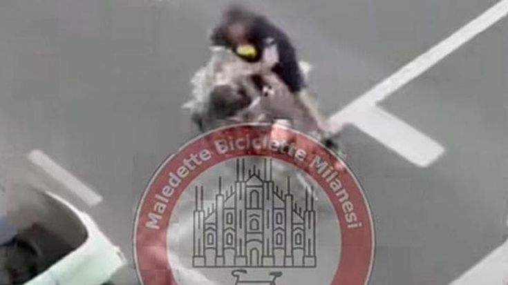 Ciclista aggredito da automobilista parcheggiato sulla ciclabile: "Denuncerò, basta prepotenza"