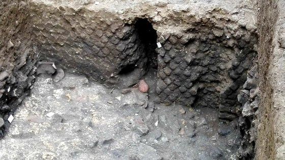 Castellammare: reperti paleocristiani alla Circumvesuviana, stop al parcheggio interrato. Il sindaco: "Serve una campagna di scavi"