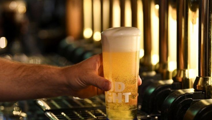 Brexit, mancano i lavoratori e il re euroscettico dei pub inglesi cambia idea: "Ci servono i migranti Ue"