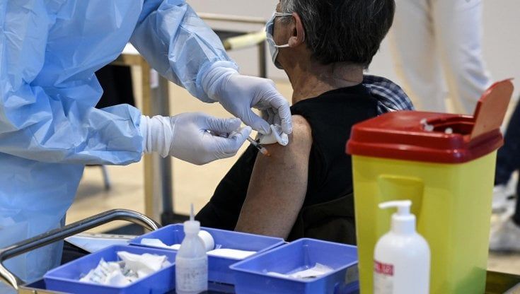 Vaccini, il 38,7% degli over 80 già immunizzato, ma il 31,80 aspetta la prima dose