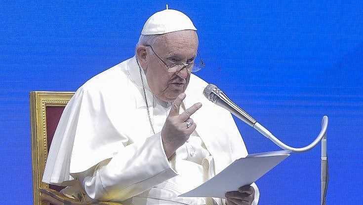 Papa Francesco: "Ho sgridato una signora che mi ha chiesto di benedire il cane". L'Enpa: chi non ama gli animali non ama i bambini