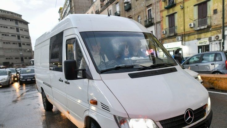 Da Napoli a Leopoli, la corsa in minivan degli ucraini per tornare in patria “Combattiamo per non essere servi”