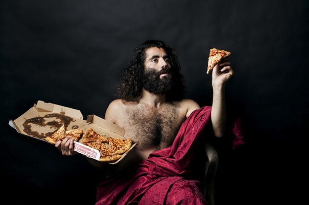 "Rinascimento del fast food": la natura morta celebra il cibo spazzatura