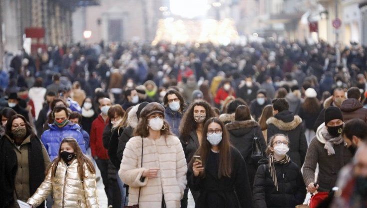 Tampone ai vaccinati per discoteche e cinema: l'ipotesi del governo per frenare la crescita dei contagi
