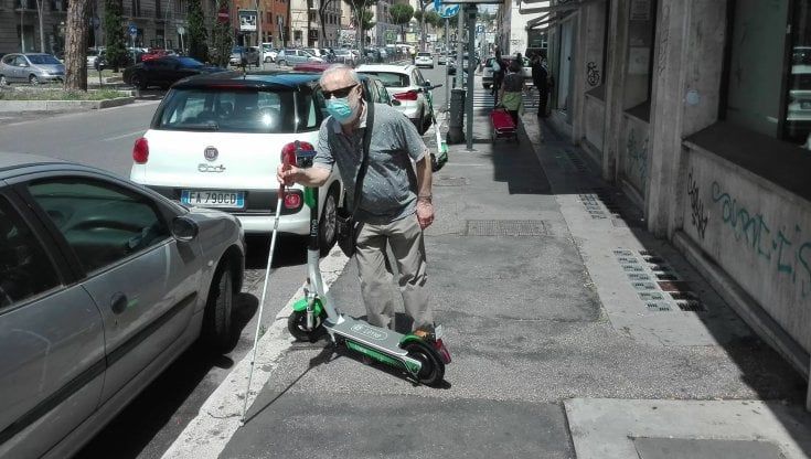 Monopattini sul marciapiede, trappole per i ciechi: nasce un pool legale, denunce in arrivo