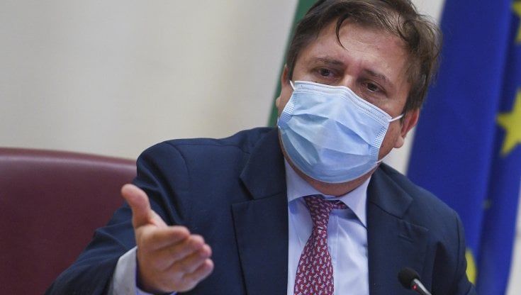 Richiami Astrazeneca, Sileri a D'Amato: "Non li farei a donne under 50". La replica: "Dobbiamo dare una risposta a chi rifiuta il mix"
